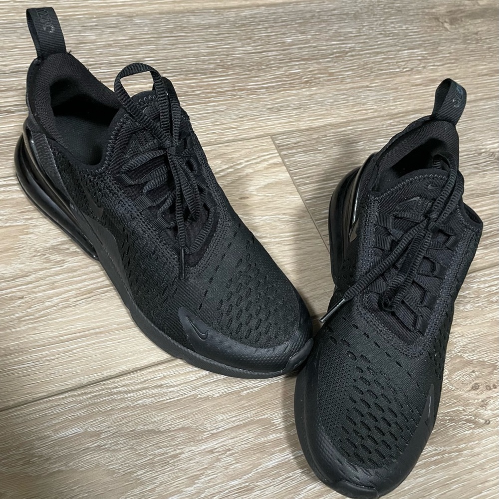 Like new! Triple Black Nike Air Max sneaker 270 6 youth / child or 7.5 women